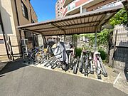 敷地内に駐輪場あります。(空・料金要確認) 