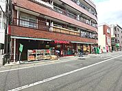 まいばすけっと千住柳町店 【営業時間 8:00～23:00】“近い、安い、きれい、そしてフレンドリィ”を掲げ都心部にも積極的に展開するミニスーパー。