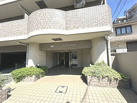 重厚な雰囲気を醸し出す、高級感のあるエントランス