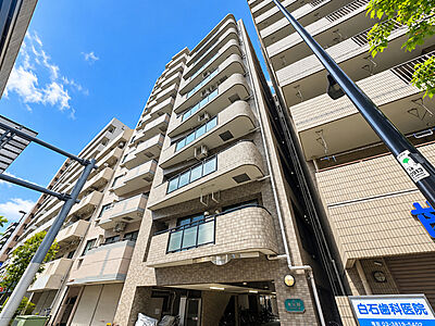 外観：5路線3駅利用可の好立地。鉄筋コンクリート造・総戸数27戸のコミュニティ