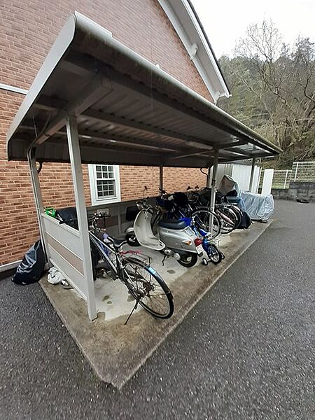 その他画像：屋根付きの駐輪場は無料です＊