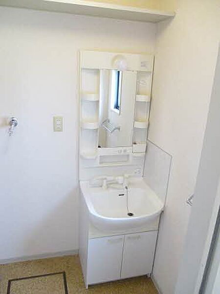 画像6:シャワー付き洗面台に室内洗濯機置き場です！