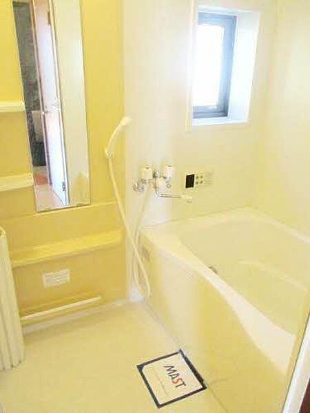 画像5:バストイレ別です○浴室に小窓が付いています。