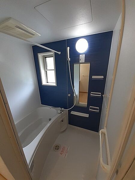 浴室：快適な設備のバスルーム☆換気に小窓が付いています。
