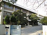 朝霧中学校　約910ｍ