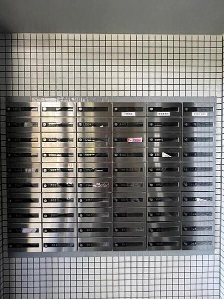 集合ポストで郵便物の出し入れも楽です。鍵付きで安心ですね!