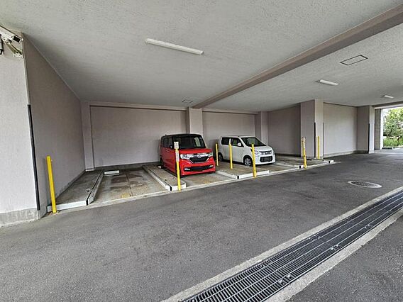 屋根付きの駐車...