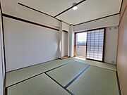 和室6帖：突然の来客にもサッとお布団を敷ける和室でしょう！