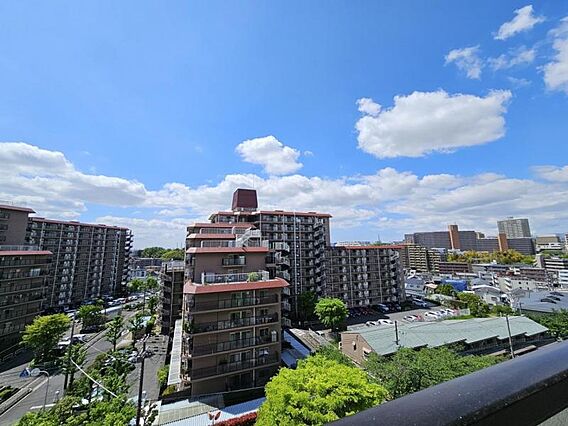 高い建物もなく...