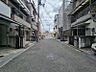 外観：広めの前面道路で車庫入れもスムーズ！