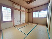 和室6帖：畳はお部屋の湿度を調節する効果があるので、夏は涼しく、冬は暖かく過ごすことができますよ！