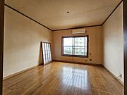 洋室：バルコニーに面したお部屋はお布団などもサッと干せて便利ですね