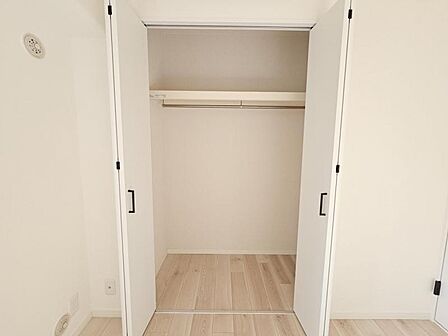 洋室：充分な収納スペースを確保しました！