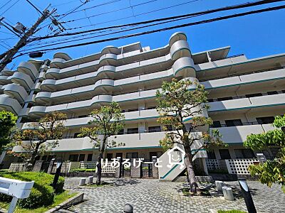 外観：緑あふれる環境豊かなマンションです。