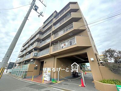 外観：50世帯が集う中規模マンション