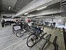 その他：屋根付きの駐輪場で自転車が雨に濡れず安心！