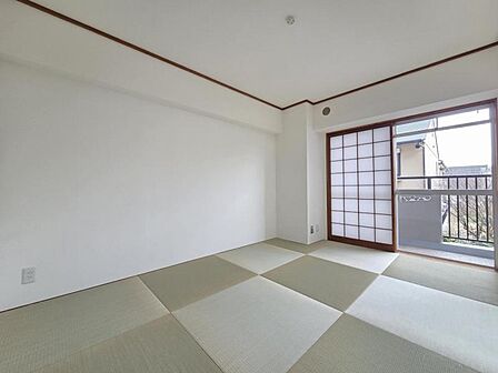 和室6帖:柔らかい畳の上なら、小さなお子さまを遊ばせるのも安心ですね!