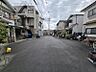 外観：車通りの少ない前面道路でお子様にも安心。