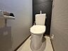 トイレ：落ち着いたカラーの壁紙のトイレです