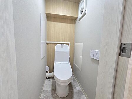 使いやすいサイドパネル仕様の温水洗浄便座付トイレです!