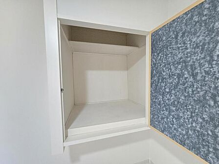 洋室6帖:生活用品を収納いただける収納が備え付けられております。