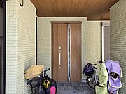 玄関前のスペースは広めでバイクや自転車置き場としても重宝しそうです。