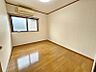 子供部屋：洋室5帖：お子様の部屋にもちょうど良い広さのお部屋です