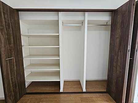 洋室：全体を見渡せ、ワードローブの把握がしやすいクローゼット♪