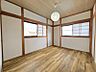 和室：洋室6帖：2面採光で風通しも良く、お部屋の隅々まで明るい印象です