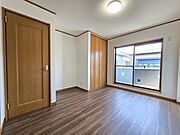 洋室：バルコニーに面したお部屋はお布団などもサッと干せて便利ですね