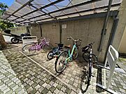 ゆとりある広さの駐輪場で自転車の出し入れもしやすいです。