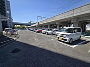 マンション敷地内平面タイプの駐車場です。