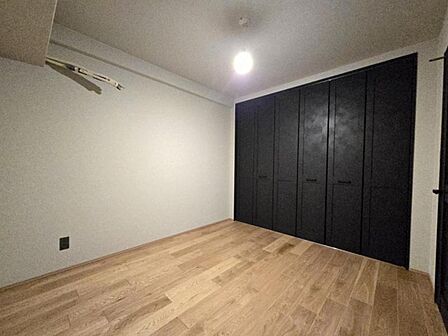 洋室5帖:コンパクトなお部屋ですが収納を設けており広くお使い頂けます!