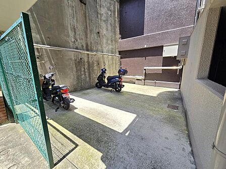 バイク置き場もありますよ!