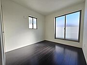 洋室5.2帖：バルコニーに面したお部屋はお布団などもサッと干せて便利ですね
