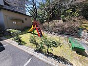 敷地内公園でお子様を遊ばせてあげることができます。