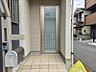 玄関：屋根があることで天候の悪い時も玄関前で濡れる心配がありません