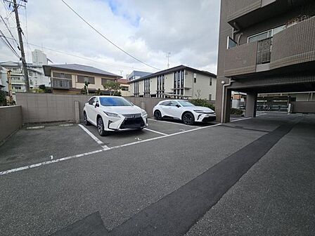 マンション敷地内平面タイプの駐車場です。