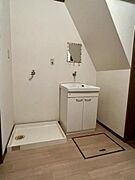 洗濯機置き場もある広めの洗面室は身支度もしやすいですね！