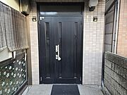 ブラック調の玄関ドアは外観がキリッと締まりますね！