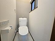 ホワイトのトイレは清潔感があって気持ちいいですね♪