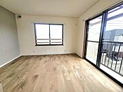 洋室7帖：バルコニーに面したお部屋はお布団などもサッと干せて便利ですね