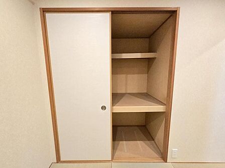 和室4.5帖：押入収納は奥行きがあり、季節物の家電や寝具もスッキリと収納できます！