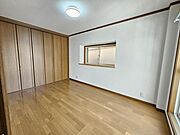 洋室7帖：壁一面のクローゼット。タンス不要でお部屋が広く使えます☆