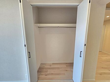 リビング横の収納スペース。お子様のおもちゃなど、ごちゃつきがちな荷物もすっきり片付きますよ！