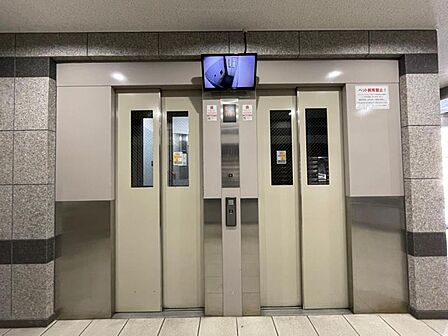 エレベーターは2基ありますので朝の忙しい時間帯もスムーズです。