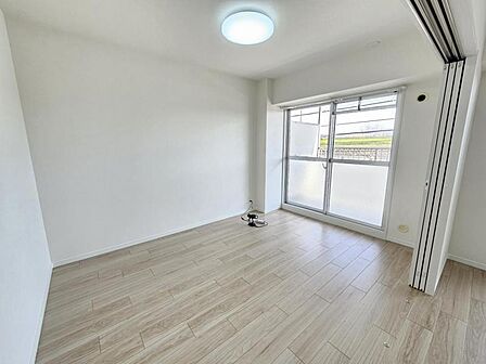 洋室6．3帖：バルコニーに面したお部屋はお布団などもサッと干せて便利ですね