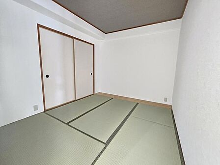 和室5帖：突然の来客にもサッとお布団を敷ける和室でしょう！