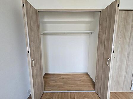 洋室4．5帖：収納が豊富なお家です！お部屋もすっきりと使えますね！