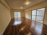 洋室11帖：2面採光で風通しも良く、お部屋の隅々まで明るい印象です